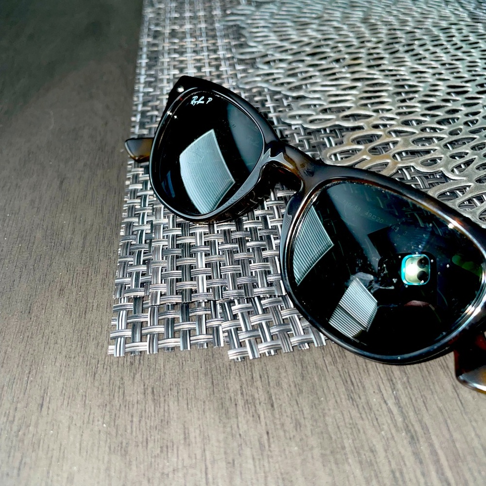 Women’s Ray-Bands.